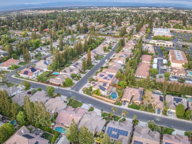 Building Photo - Impressive 4 Bedroom 2.5 Bath home with Po...