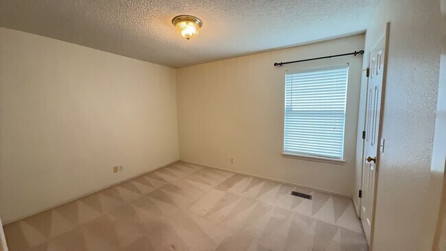 Building Photo - Great 3 bed, 2 bath home in Broken Arrow w...