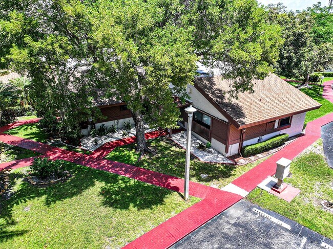 Building Photo - 605 Leslie Dr