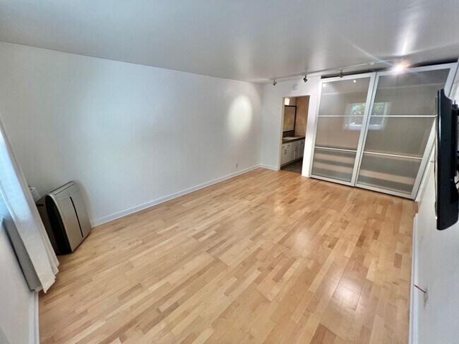 Building Photo - Modern 2 bedroom Gem Near Bixby Park | Private Balcony & Secured Parking