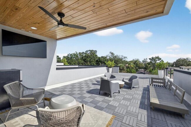 Building Photo - 423 W Amelia Ave