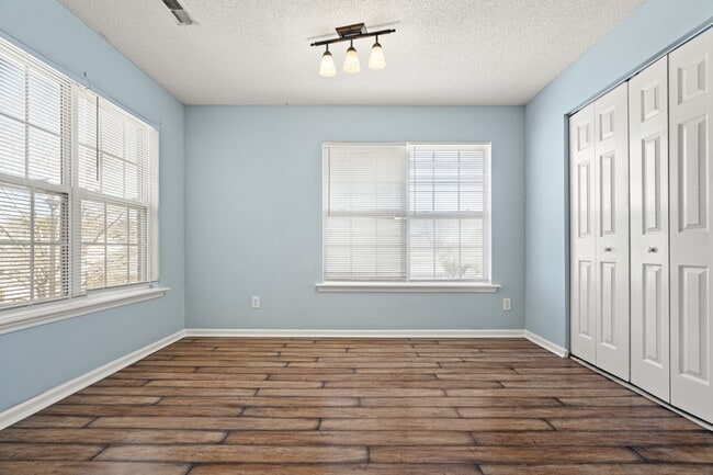 Building Photo - 527 3rd Loop Rd