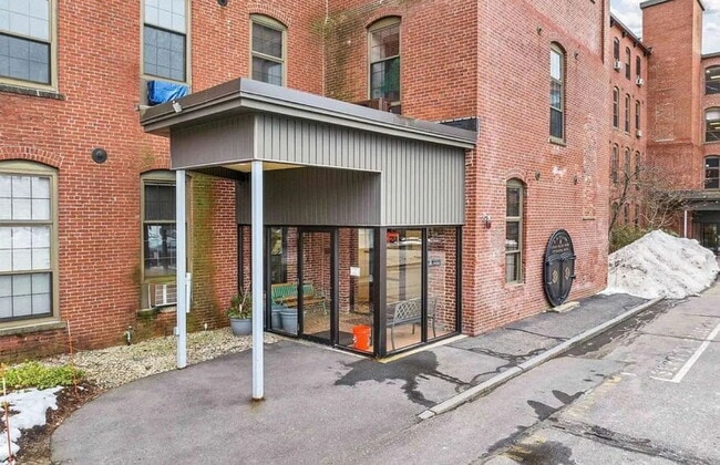 Building Photo - 1 bed 1 bath unit in a historic mill build...