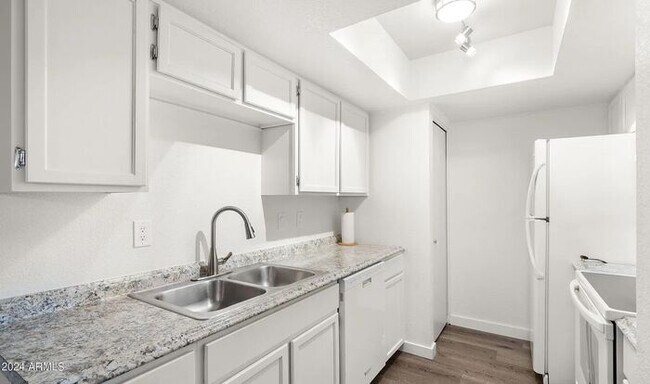 Building Photo - Upgraded 2 Bed, 2 Bath Condo - Available NOW!