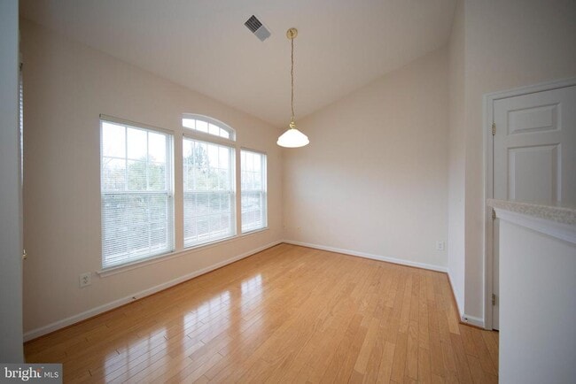 Building Photo - 712 Kings Path