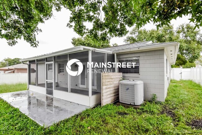 Building Photo - 3 Bedroom Pet-Friendly Home in Tarpon Spri...