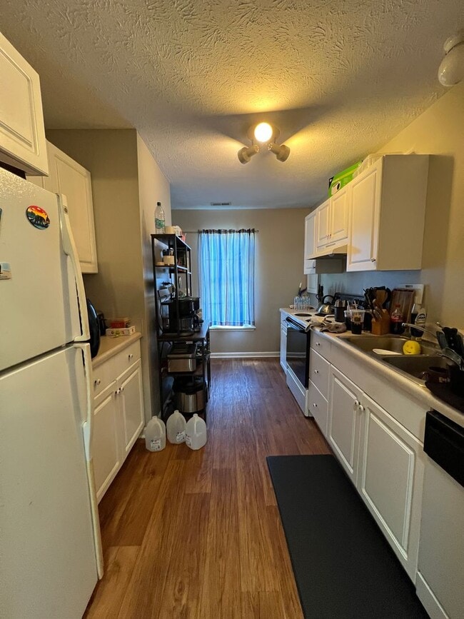 Building Photo - Charming townhome close to Cherry Point!