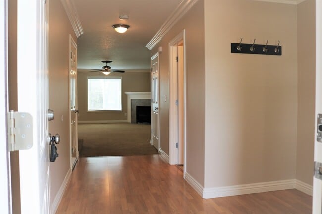 Building Photo - Home Sweet Home! Spacious 4 Bedroom/2.5 Bath in Salmon Creek!