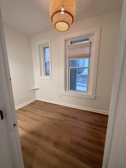 bedroom - 1047 N California Ave