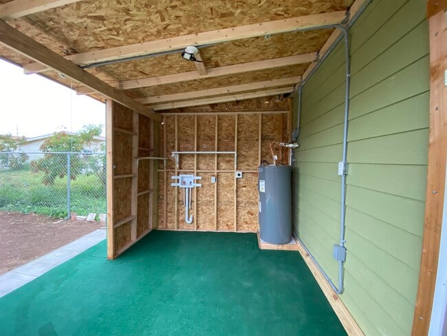 Building Photo - 305 W Ash St