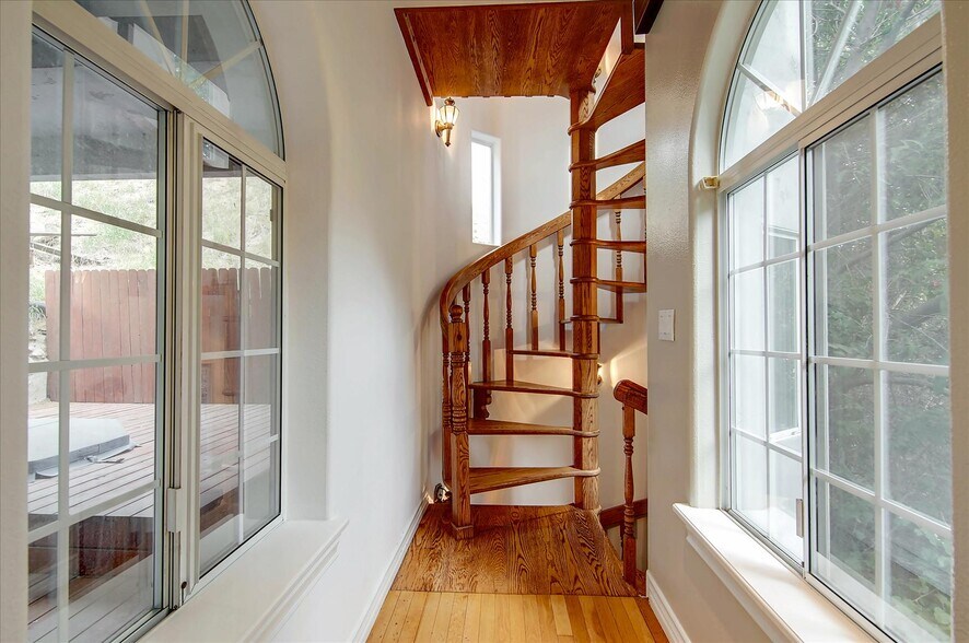 Building Photo - 8527 Wonderland Ave
