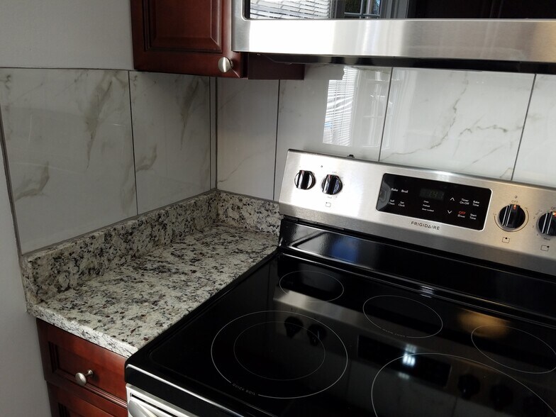 Kitchen - 6329 Fenestra Ct