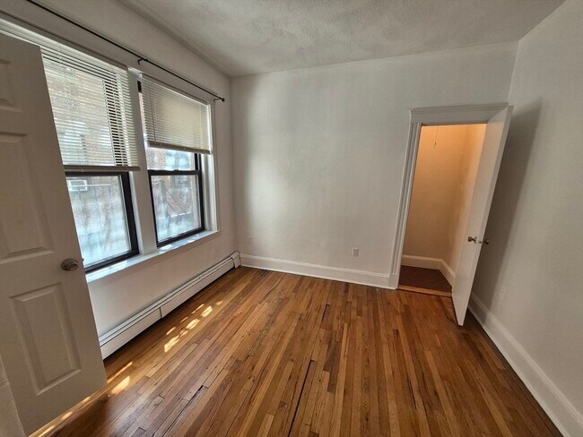 Building Photo - 451 Park Dr