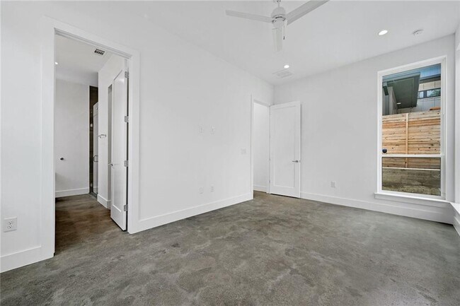 Building Photo - 3302 Denver Ave