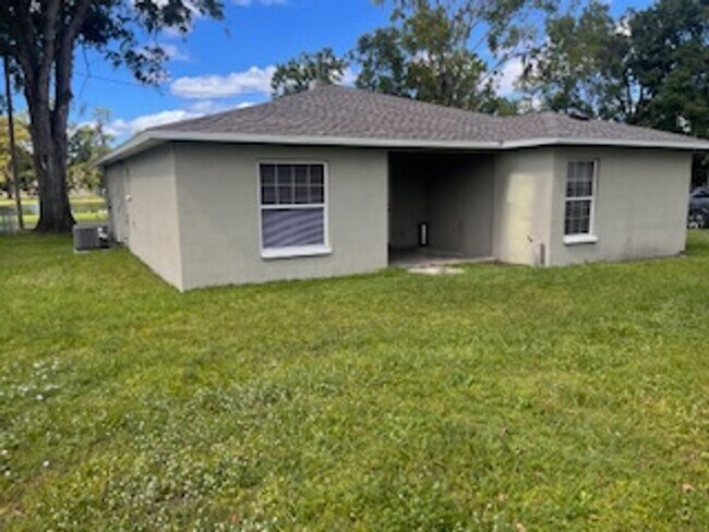 Building Photo - Three Bedroom Two bath