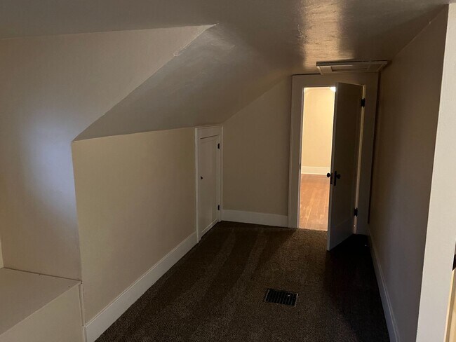 Building Photo - Charming and Spacious 4 Bed, 2.5 Bath Home near Downtown