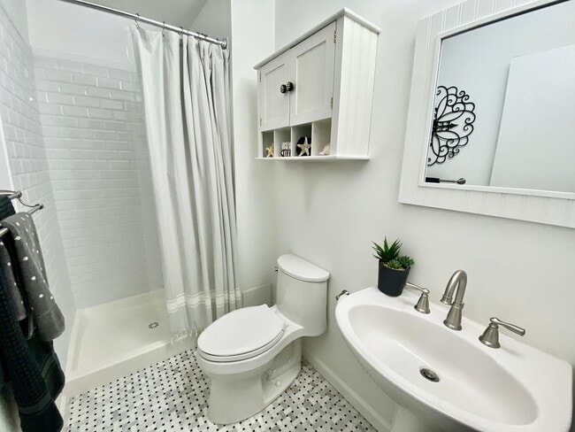 Building Photo - Charming Ranch-Style Home With Garage Avai...