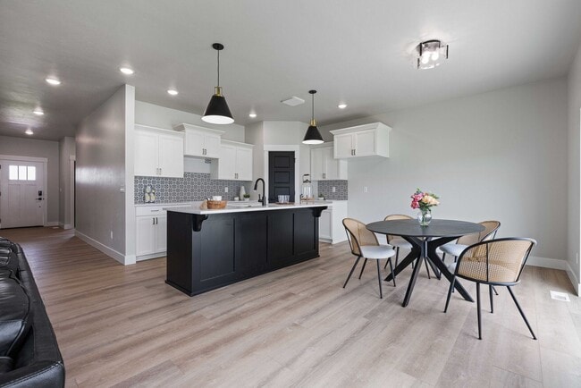 Building Photo - AWESOME 3 Bed 2 Bath Twin home in Sugar city