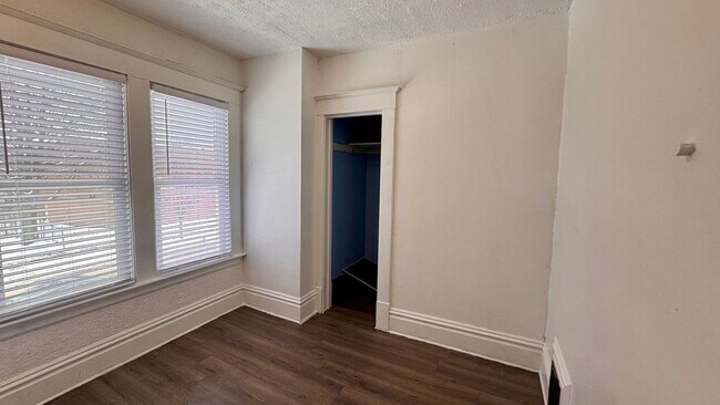 Building Photo - 633 Livingston Ave NE