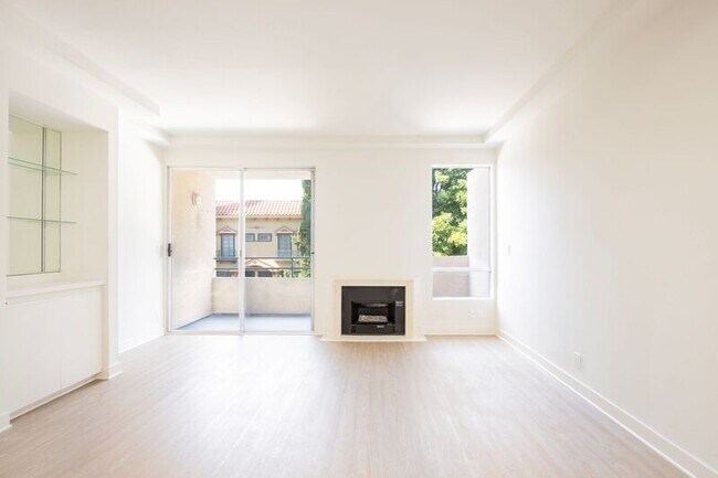 Building Photo - 1616 N Serrano Ave