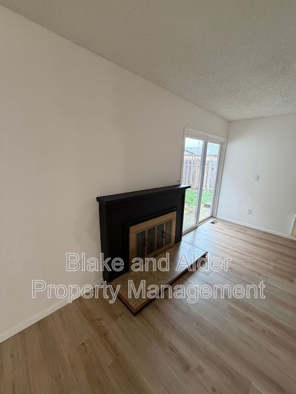 Building Photo - 5533 SW Lombard Ave