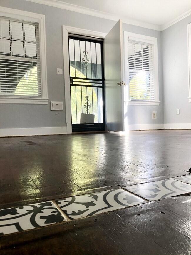 Building Photo - 743 E Parkway S