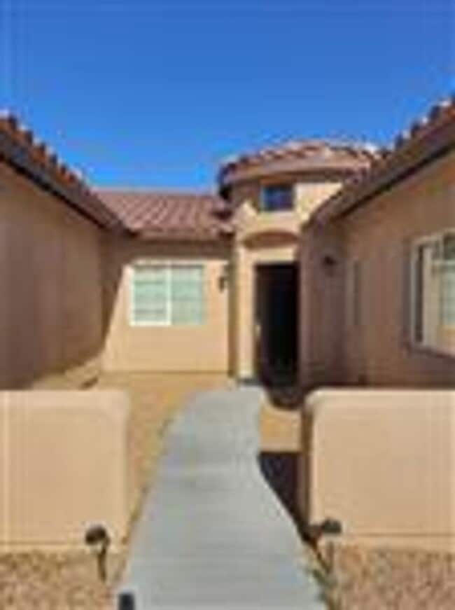 Building Photo - Please Contact Vaughn Realty to set up an ...