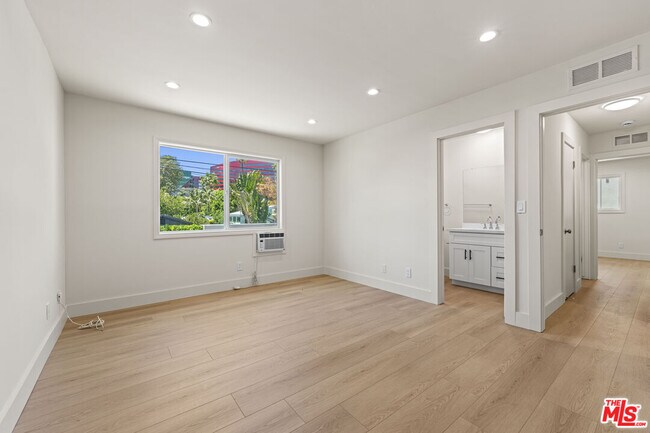 Building Photo - 635 Westmount Dr