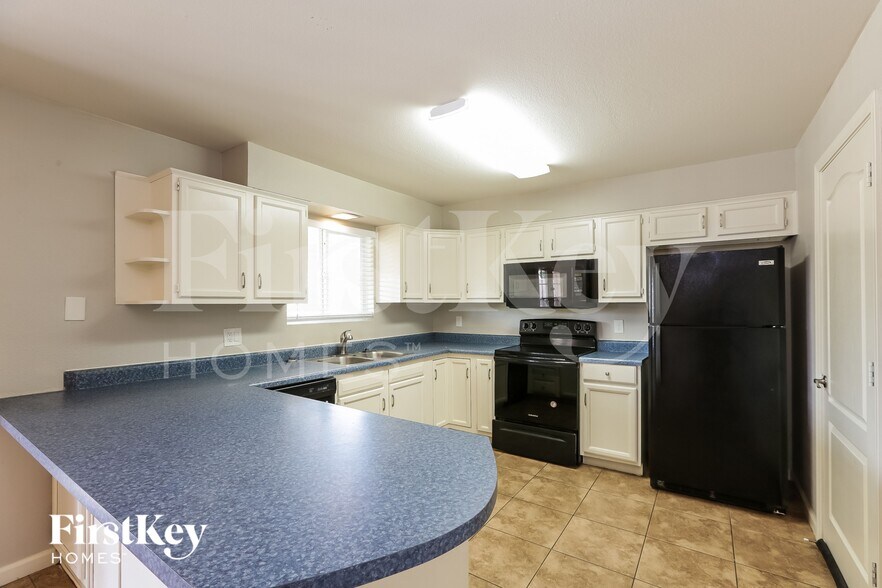 Building Photo - 425 E Julie Dr