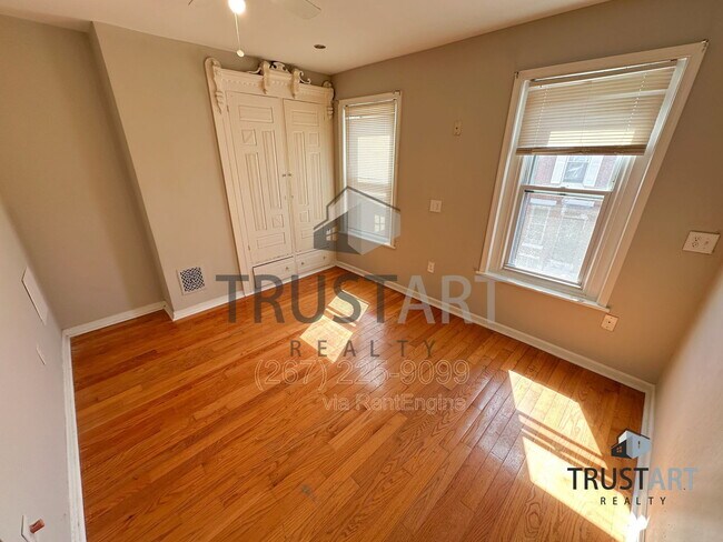 Building Photo - 1841 E Clementine St