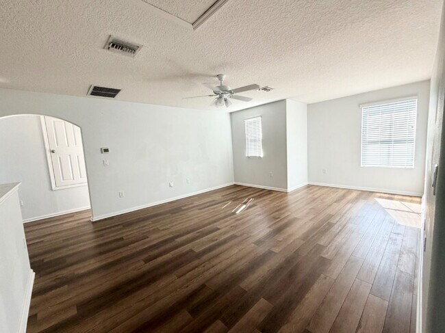 Building Photo - Stunning and spacious 5 bed, 2/5 bath in gated community in Melbourne