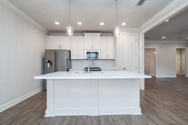 Building Photo - 718 Woods Dr