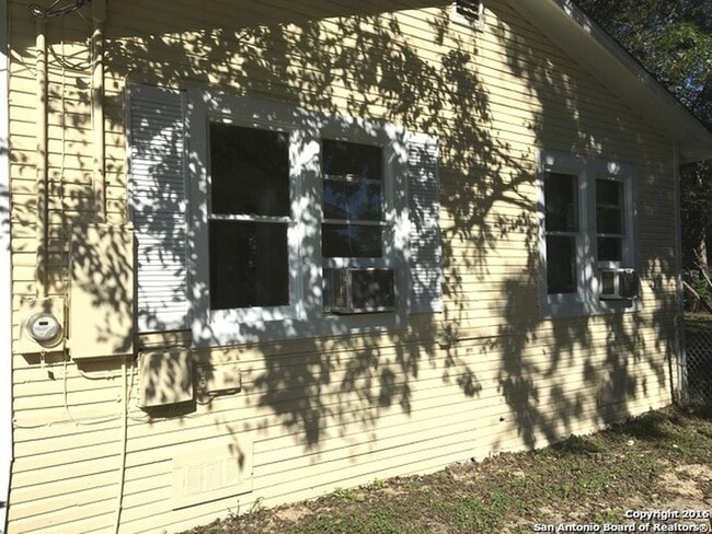 Building Photo - *COMING SOON* Charming Cottage Retreat with Fenced Yard!