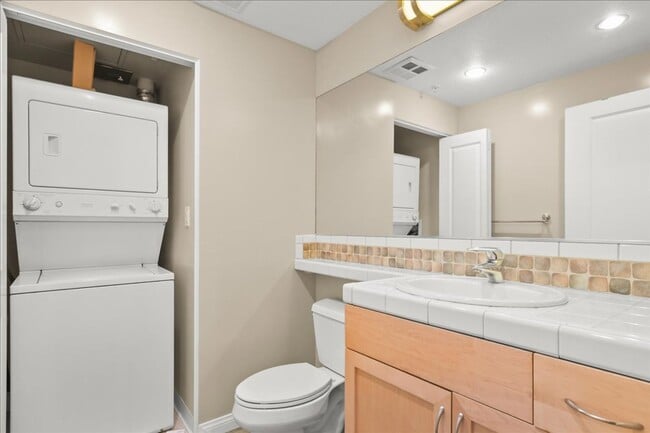 Building Photo - Move-In ready 1 Bed + Den in Discovery on Cortez Hill in Downtown