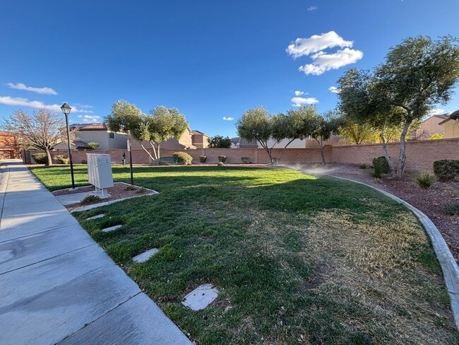 Building Photo - Gorgeous 3bed / 2.5bath home in the Silverstone Ranch community!