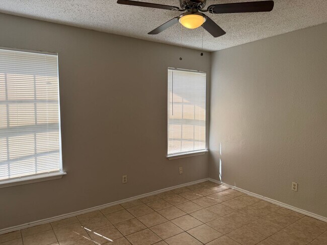 Building Photo - 2 Bedroom Duplex