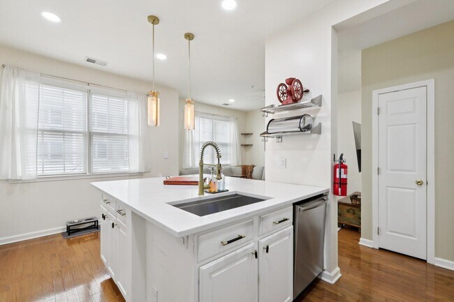 Building Photo - 273 Roslyn Ct