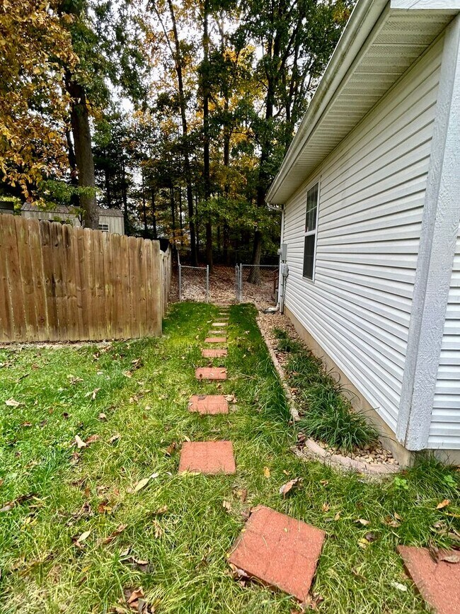 Building Photo - Beautiful 3 level home on a quiet cul-de-sac in Greenbrier Knolls--AVAILABLE NOW!!!!