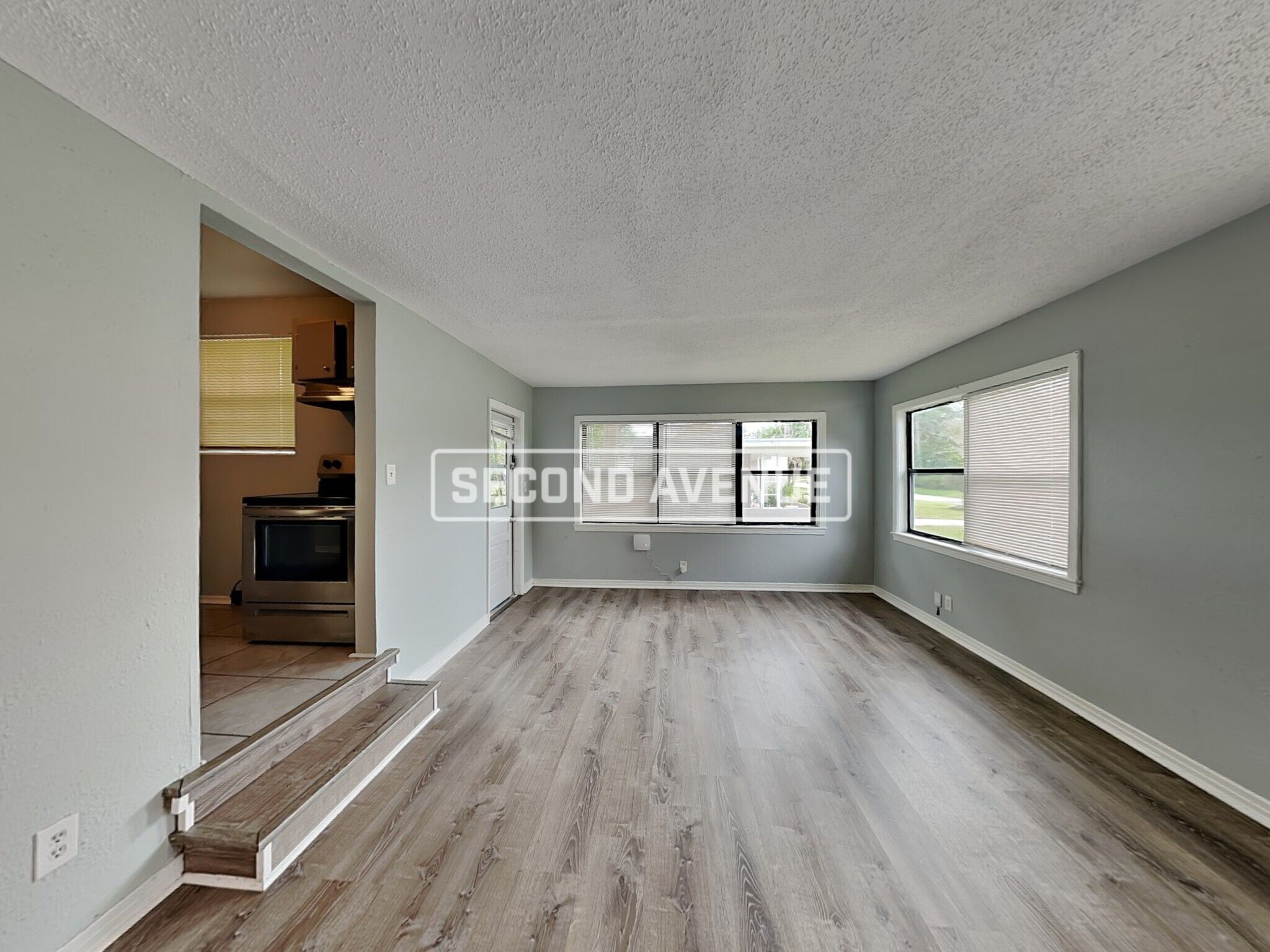 Building Photo - 7333 Roslyn Rd