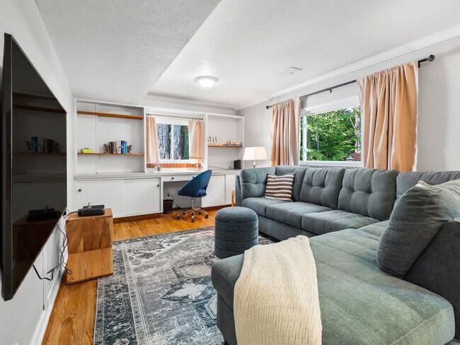 Building Photo - 670 Treeside Dr