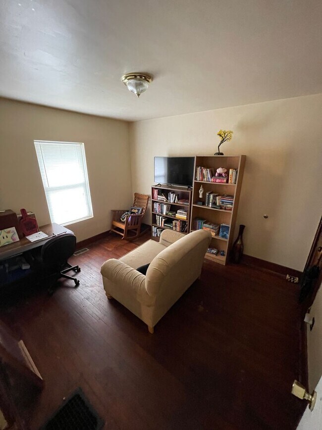 Building Photo - 223 Taylor Ave