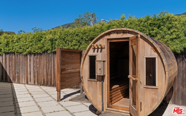 Building Photo - 6202 Frondosa Dr