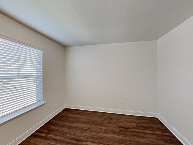 Building Photo - 550 Slew Dr