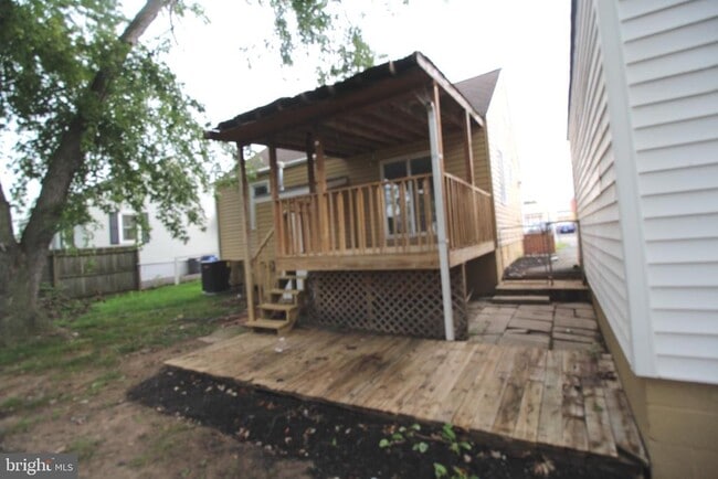 Building Photo - 548 S Marlyn Ave