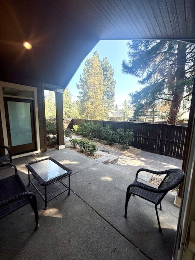 Building Photo - Luxury Home in Stonegate with Community Pool!