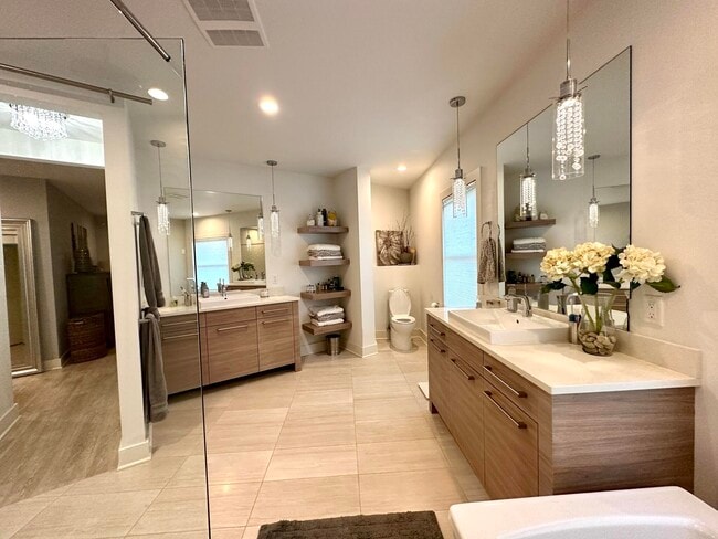 Building Photo - 4515 N Lake Dr