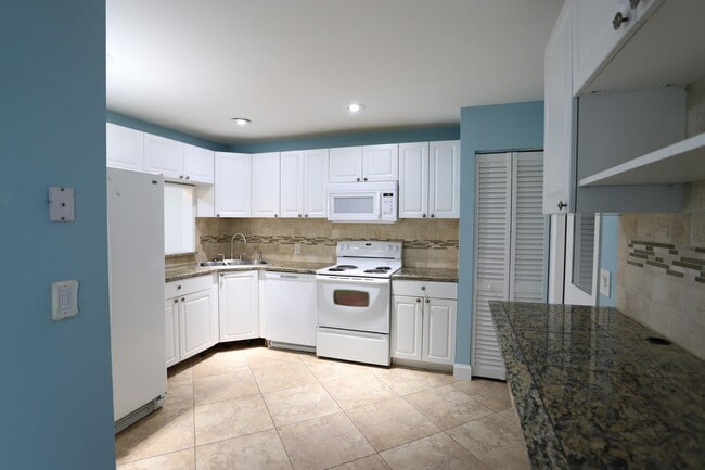 Building Photo - 1715 Woodbridge Lakes Cir