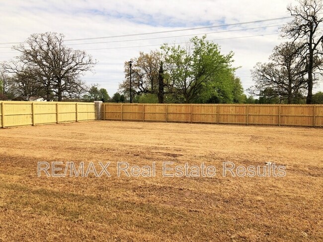 Building Photo - 1713 Tracey Rd