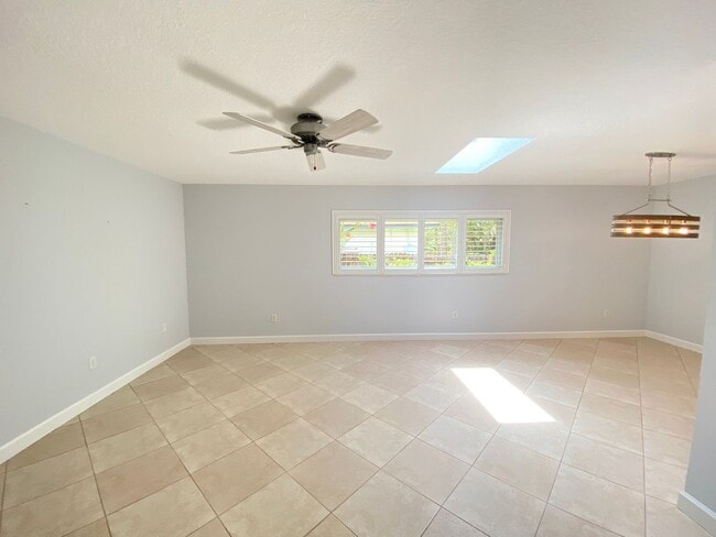 Building Photo - Wekiva home ready for move in! 3B/2B, 2 se...