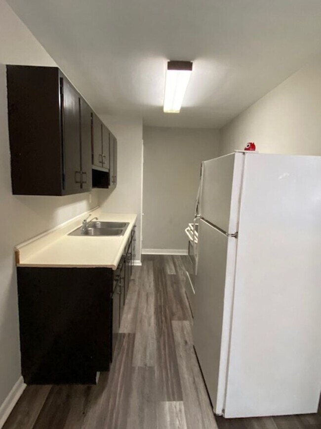 Building Photo - Charming 1 Bed Apartment with Laundry Hook...